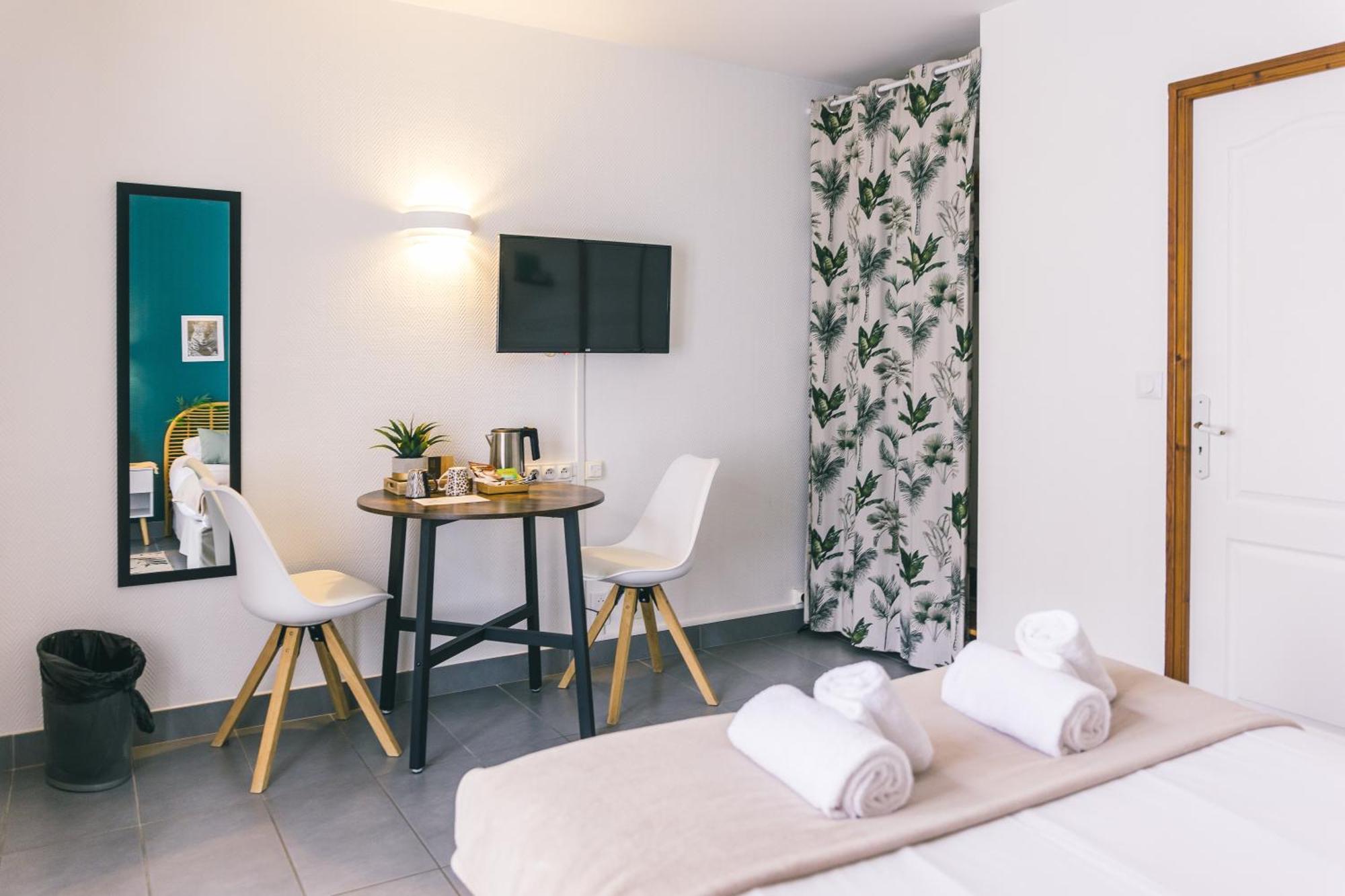 Logis Hotel & Restaurant Le Soleil D'Or Montigny-la-Resle Ngoại thất bức ảnh
