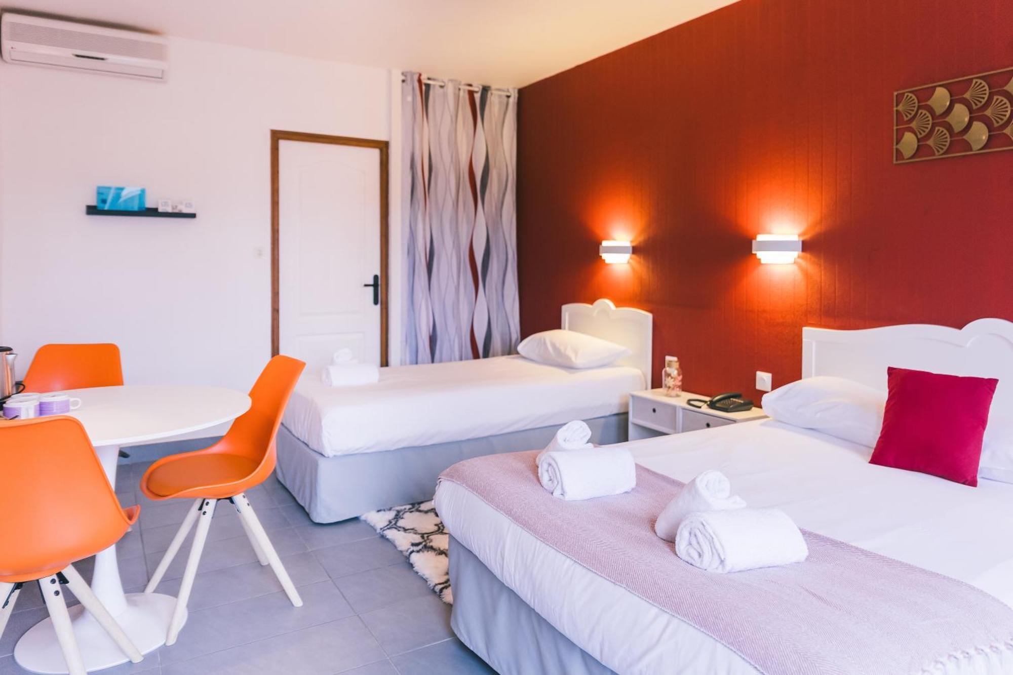 Logis Hotel & Restaurant Le Soleil D'Or Montigny-la-Resle Ngoại thất bức ảnh