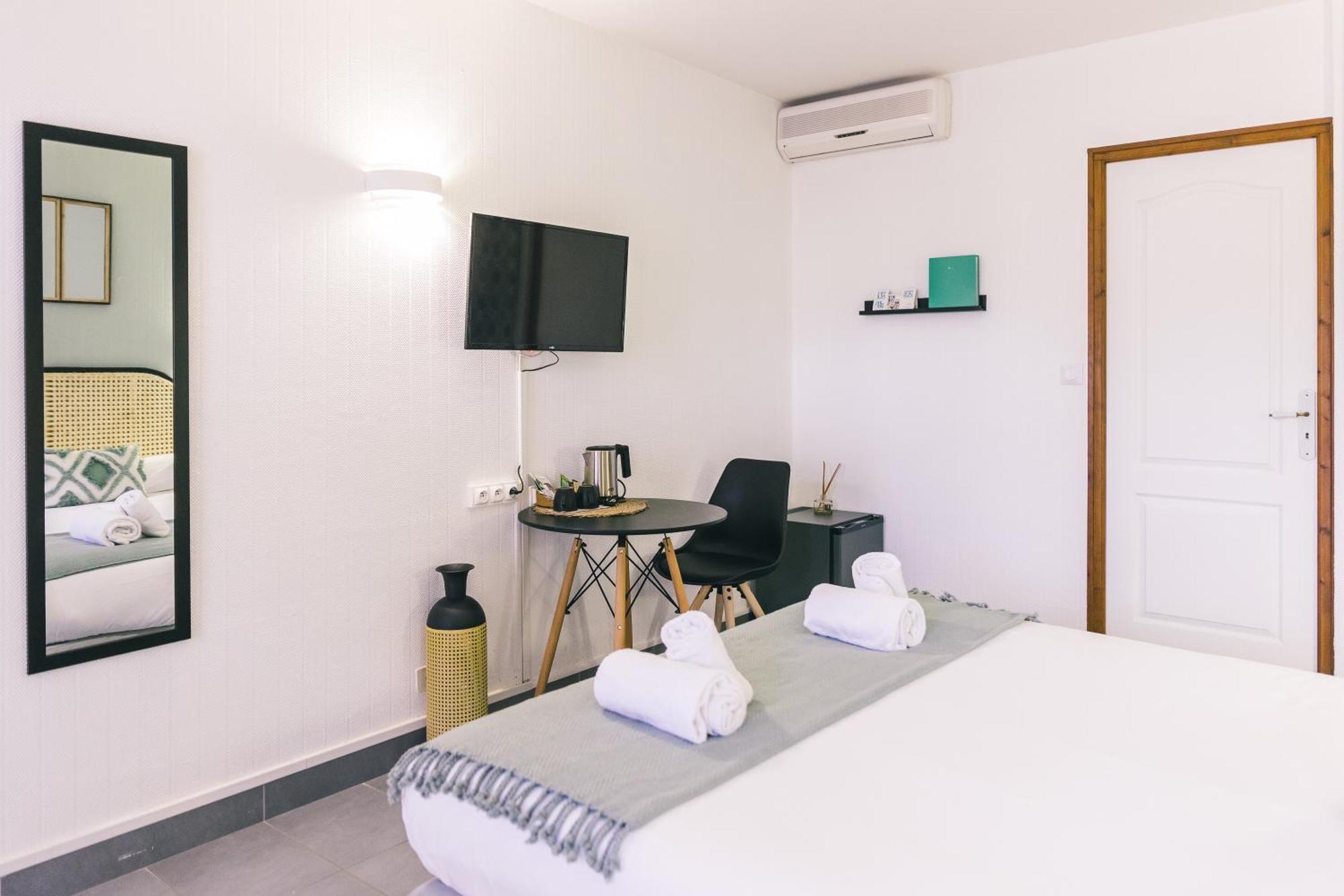 Logis Hotel & Restaurant Le Soleil D'Or Montigny-la-Resle Ngoại thất bức ảnh