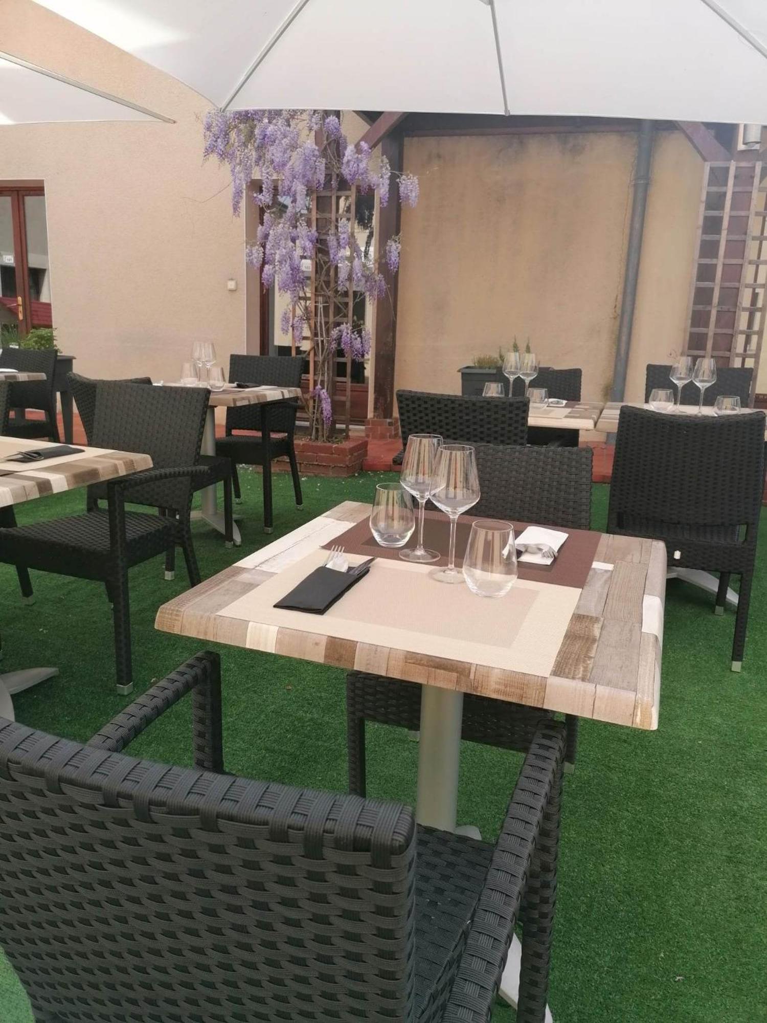 Logis Hotel & Restaurant Le Soleil D'Or Montigny-la-Resle Ngoại thất bức ảnh